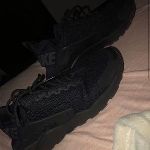 Black nike huaraches